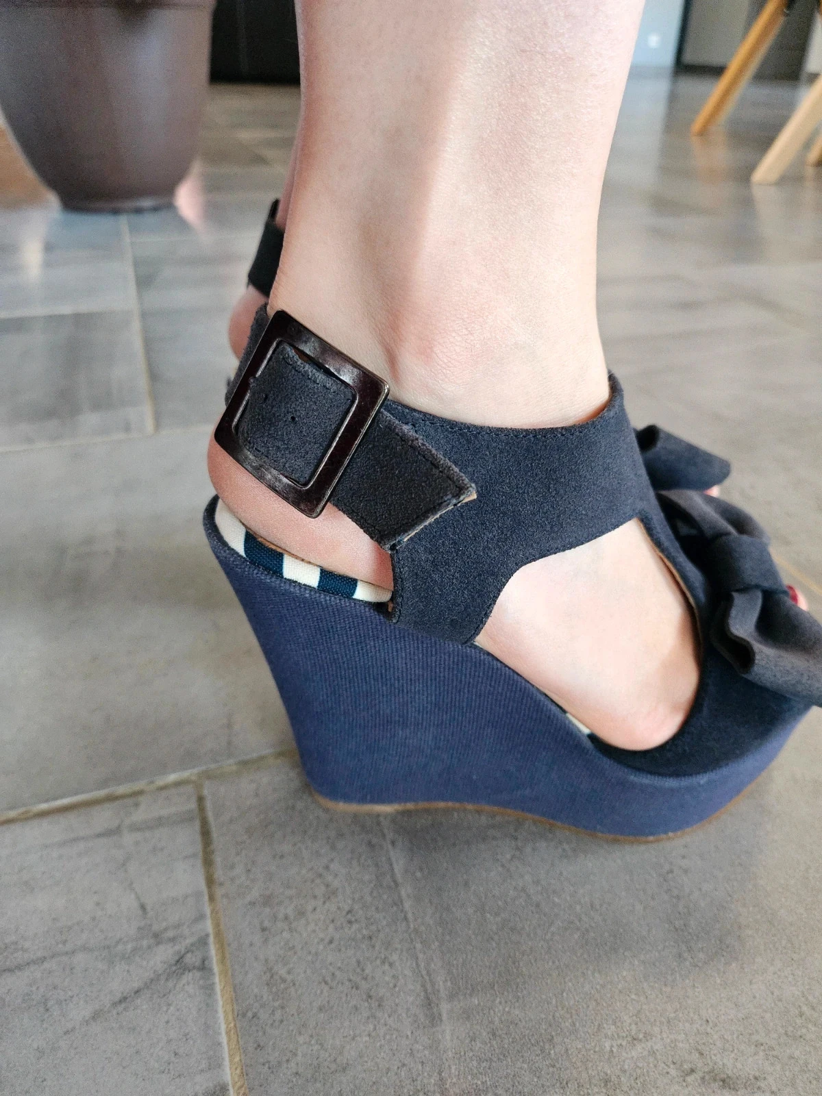 Zapato de tacón azul marino claudie pierlot con corazón pin up vintage rockabilly – photo 5